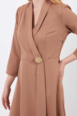 Açık Kahverengi Broşlu Elbise - 4